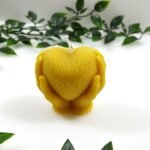 žvakė širdis rankose