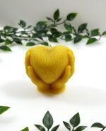 žvakė širdis rankose